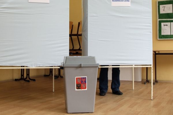 Na třetině území České republiky začalo druhé kolo senátních voleb. 