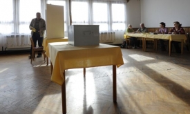 Zájem voličů o finále senátních voleb byl podle očekávání zatím většinou nižší než před týdnem při prvním kole.