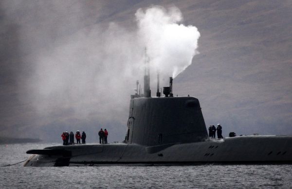 Britská jaderná ponorka zůstala po několik hodin zaklíněna mezi podmořskými útesy nedaleko Skotska.