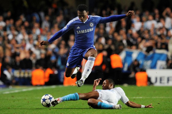 Lídr Premier League Chelsea (v modrém). 