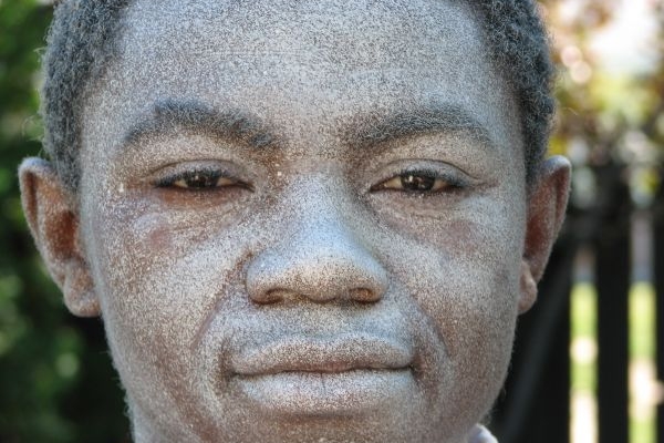 Všichni, kdo vyskočili z oken kvůli strachu z ďábla, jsou afrického původu (ilustrační foto).