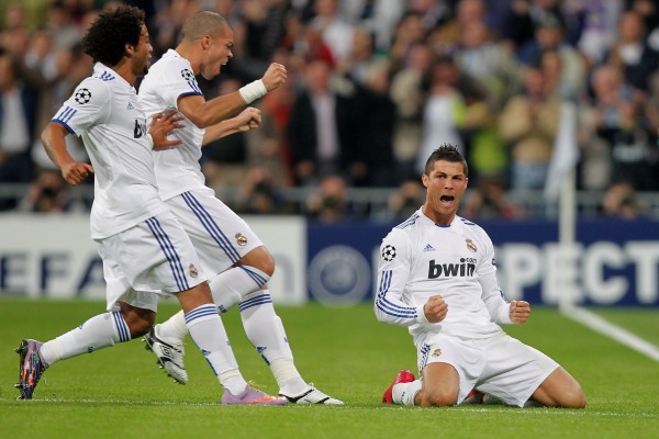 Cristiano Ronaldo (na zemi) vládne kanonýrům ve Španělsku.