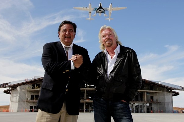 Richard Branson (vpravo) s guvernérem Nového Mexika Billem Richardsonem.