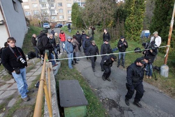 Policisté se přesunují směrem k zoologické zahradě.
