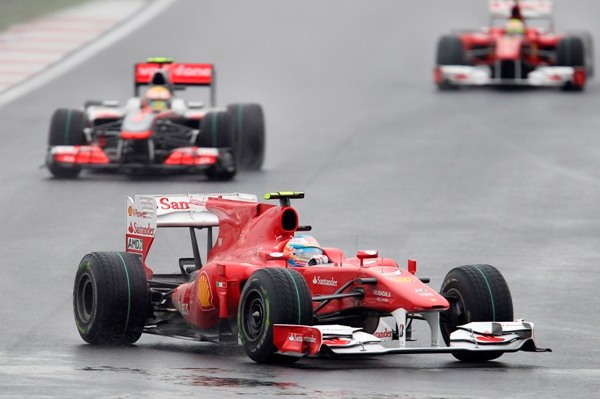 Fernando Alonso míří za vítězstvím ve Velké ceně Koreje.