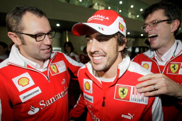 Fernando Alonso (uprostřed) přijímá gratulace od členů týmu Ferrari.