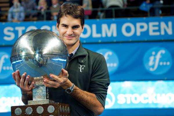 Roger Federer s vítěznou trofejí.