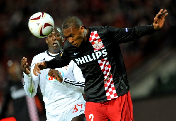 Fotbalista Eindhovenu Marcelo (vpravo) v hlavičkovém souboji.