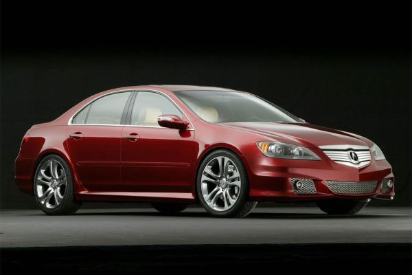 Acura RL, vůz, který může mít problémy s brzdami.
