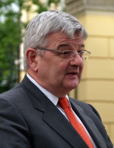 Historickou studii inicioval v roce 2005 ministr zahraničí Joschka Fischer.