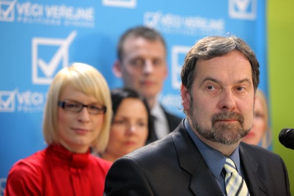 Věci veřejné budou muset smlouvu o poslušnosti obhájit před Ústavním soudem.