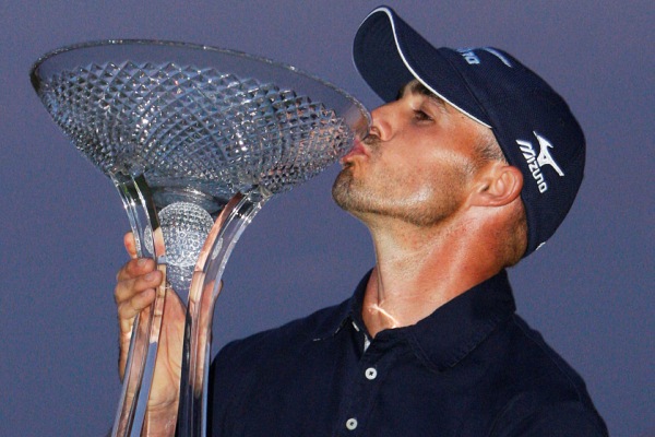 Jonathan Byrd s vítěznou trofejí.