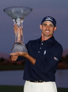 Jonathan Byrd s vítěznou trofejí.