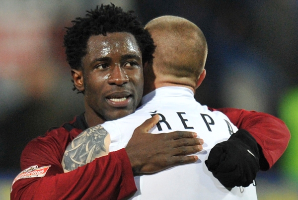 Bony Wilfried v objetí se stoperem Tomášem Řepkou.
