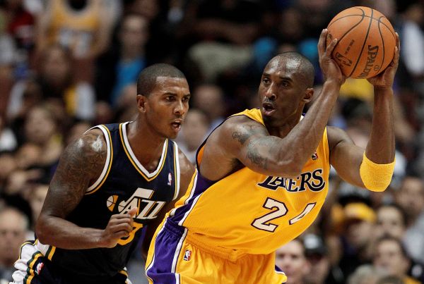 Lakers v čele s Kobe Briantem (vlevo) myslí na hattrick.