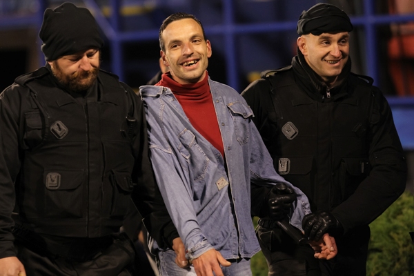 Ostravský fanoušek, který vběhl na hrací plochu, již pod dohledem policie.