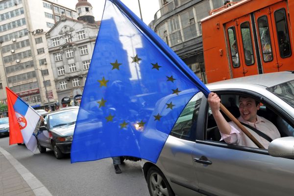 Bělehraďané s vlajkami oslavují podepsání asociační dohody mezi EU a Srbskem dne 29. dubna 2008. 