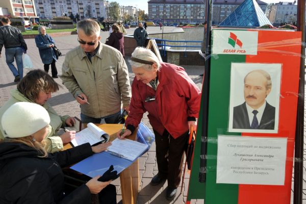 Lukašenkovi příznivci shromažďují podpisy. Říjen 2010.