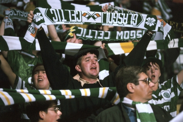 Fanoušci Celticu Glasgow během derby s Rangers.