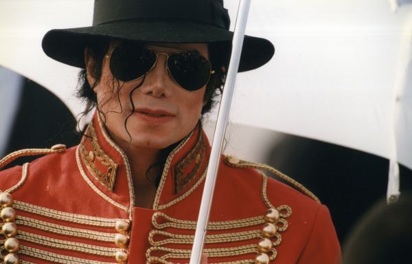 Zpěvák Michael Jackson je nejvíce vydělávající mrtvou celebritou. 