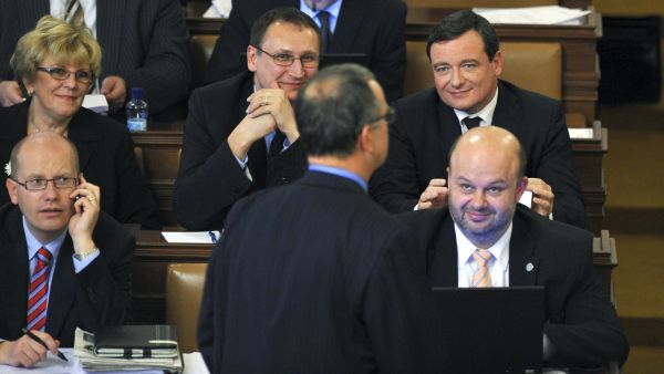 Středočeský hejtman David Rath během sněmovní diskuse znovu obvinil ministra financí Miroslava Kalouska z nemírného pití alkoholu.