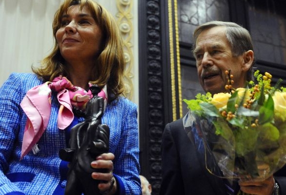 Bývalý prezident Václav Havel převzal na Staroměstské radnici v Praze z rukou ředitelky Společnosti Franze Kafky Markéty Mališové mezinárodní literární Cenu Franze Kafky 2010. Bývalý prezident Václav Havel převzal na Staroměstské radnici v Praze z rukou ředitelky Společnosti Franze Kafky Markéty Mališové mezinárodní literární Cenu Franze Kafky 2010.