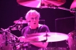 Bubeník Ian Paice na pódiu pražské O2 Arény. (Foto: Karel Šanda)