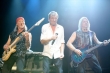 Tři čtvrtiny kapely Deep Purple: zleva baskytarista Roger Glover, zpěvák Ian Gillan a kytarista Steve Morse. (Foto: Karel Šanda) 