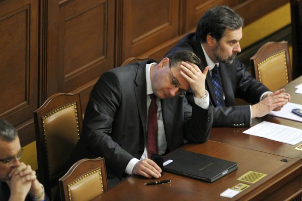 Vláda chce projednat čtyři zákony ke snížení rozpočtových výdajů rychle v legislativní nouzi (ilustrační foto). Vláda chce projednat čtyři zákony ke snížení rozpočtových výdajů rychle v legislativní nouzi (ilustrační foto).