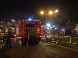 Hasiči měli plné ruce práce se zdoláním ohně.