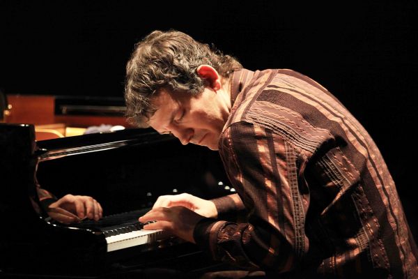 Brad Mehldau krom předvedení svých skladeb byl i citlivým doprovodem.