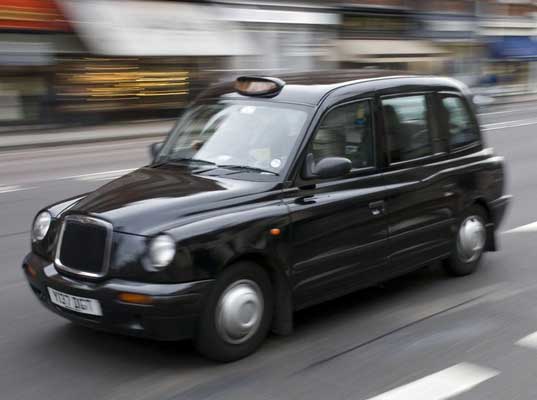 Londýnská taxi jsou pojmem (ilustrační foto).