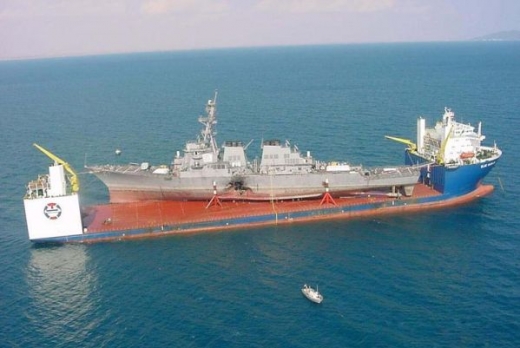 Při bombovém útoku na USS Cole zemřelo 17 amerických námořníků.