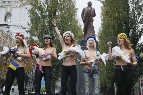 Ukrajinkám se nelíbí vzrůstající vliv Moskvy. Nahoře bez se vysmívaly Putinovi s Medveděvem.