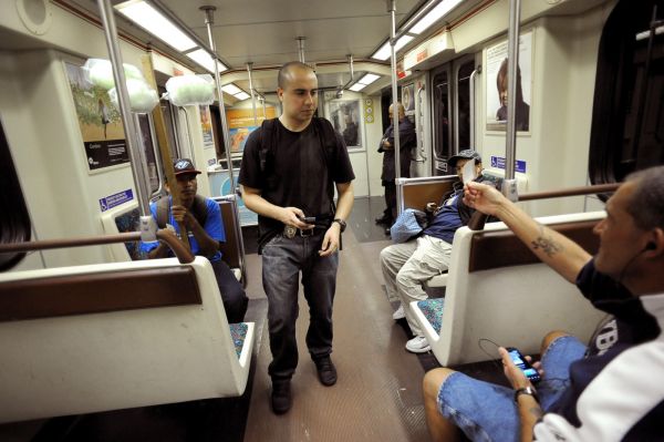 Muž, který chtěl zaútočit v metru, zřejmě jednal na vlastní pěst (ilustrační foto). Muž, který chtěl zaútočit v metru, zřejmě jednal na vlastní pěst (ilustrační foto).