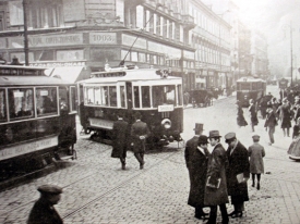 Křižovatky u ulice Hybernské v Praze v roce 1910. Život v plném proudu, ovšem smrt je stále za dveřmi. 