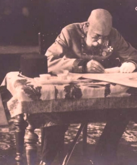 Císař Fr. Josef I. měl v roce 1910 již osmdesát let. Žil tedy už dvojnásobně dlouho nad průměrnou střední délkou života té doby.  