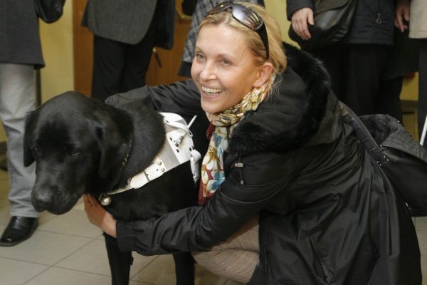 Miluše Šplechtová s pejskem pro nevidomé.
