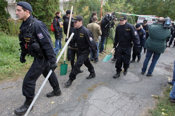 V posledních dnech bylo do hledání Aničky Janatkové zapojeno mnoho lidí, ale dnes se jejich počet značně snížil. Případem se teď zabývají hlavně kriminalisté. V posledních dnech bylo do hledání Aničky Janatkové zapojeno mnoho lidí, ale dnes se jejich počet značně snížil. Případem se teď zabývají hlavně kriminalisté.