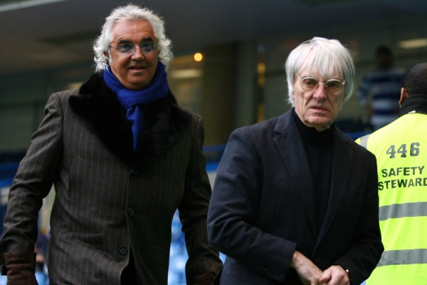 Přátelé i obchodní partneři Flavio Briatore (vlevo) a Bernie Ecclestone.