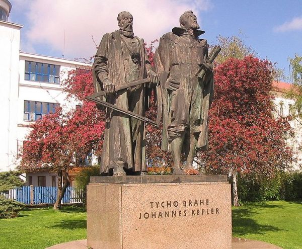 Sousoší Tychona Braha a Johanna Keplera v Praze. 