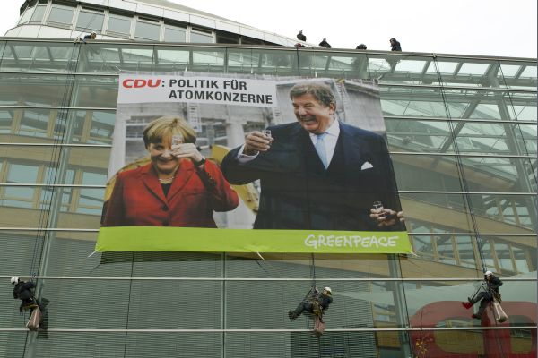 Greenpeace připevnili transparent na sídlo CDU.