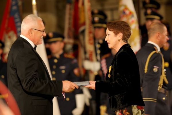 Prezident předává ocenění herečce Maciuchové.