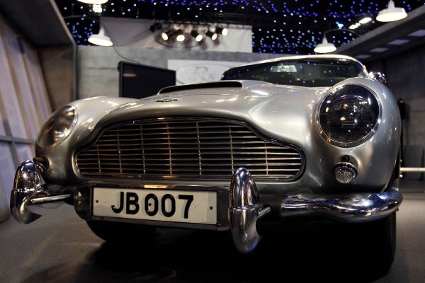 Legendární Aston Martin DB5, který si zahrál ve dvou bondovkách. 