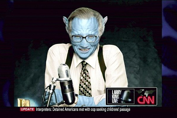 Moderátor Larry King jako Avatar.