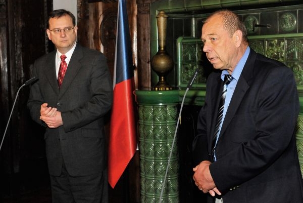Premiér Petr Nečas a předseda Českomoravské konfederace odborových svazů Jaroslav Zavadil. Odbory chtějí přinést vlastní návrh změn zákoníku práce.