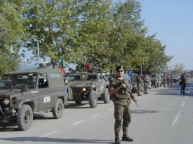NATO bude moci snížit počty vojáků mise KFOR na pět tisíc.