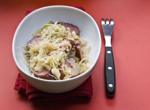 Typická alsaská pochoutka: choucroute. Typická alsaská pochoutka: choucroute.