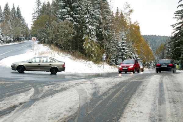 Od 1. listopadu bude na některých úsecích silnic opět povinná zimní výbava. Na horách už začalo sněžit, takže přezout pneumatiky rozhodně nebude na škodu (ilustrační foto).