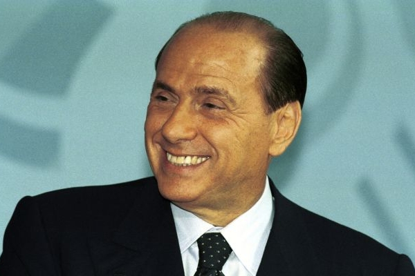 Berlusconi má rád ženy a nijak se tím netají.